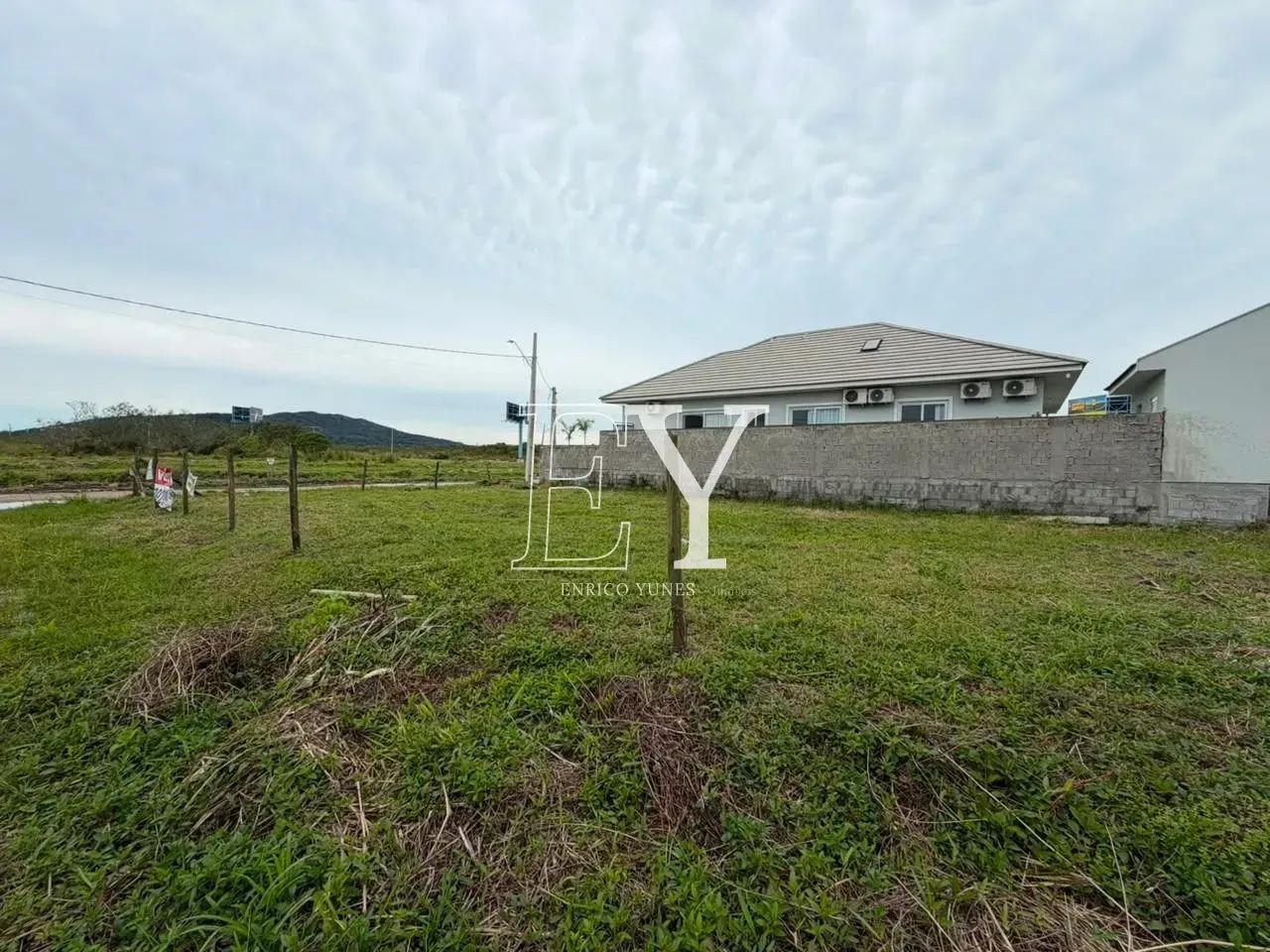 Terreno de Esquina Financiável no Carianos  Florianópolis - SC