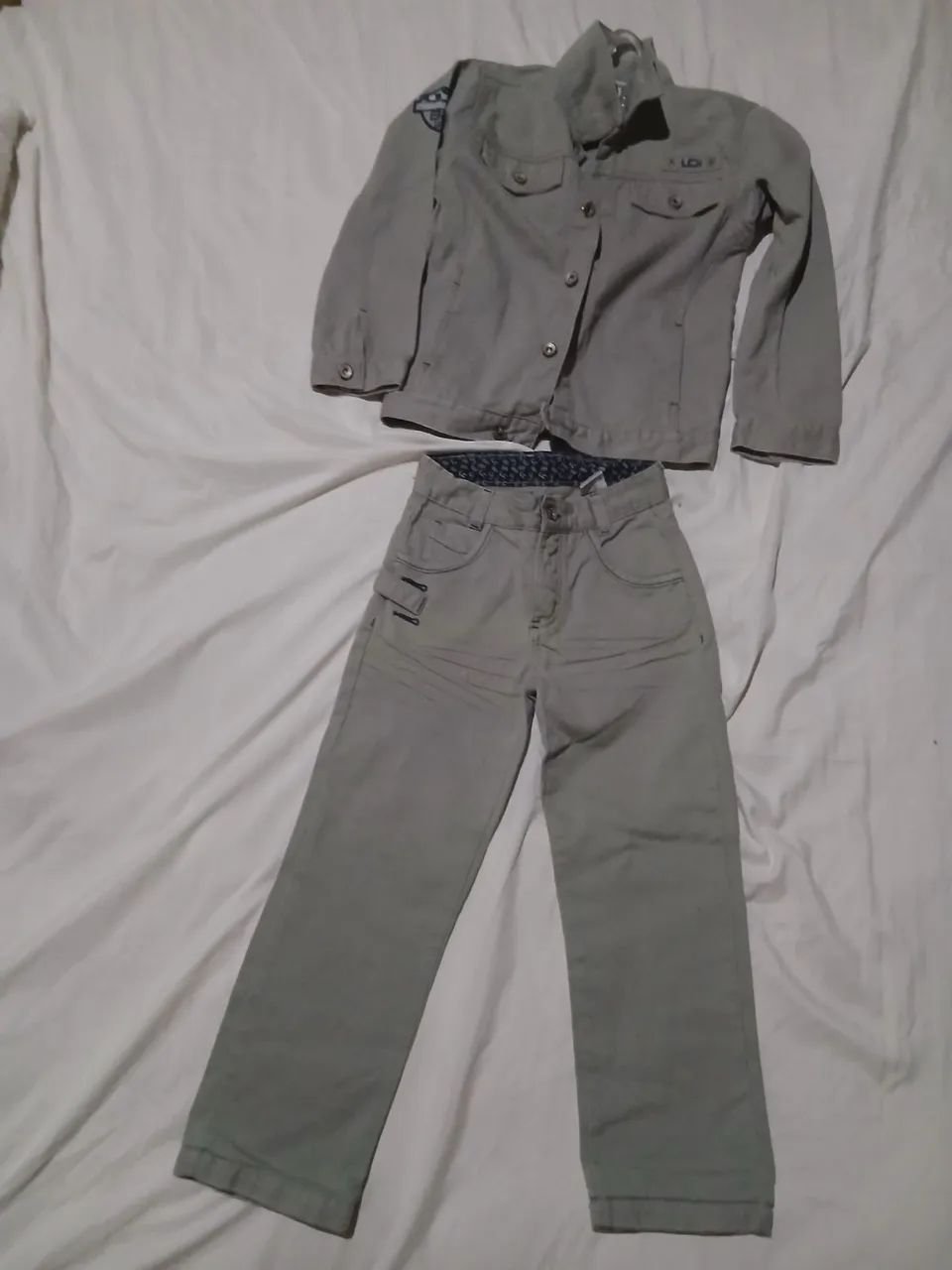Conjunto infantil jaqueta é calça  lápis de cor 