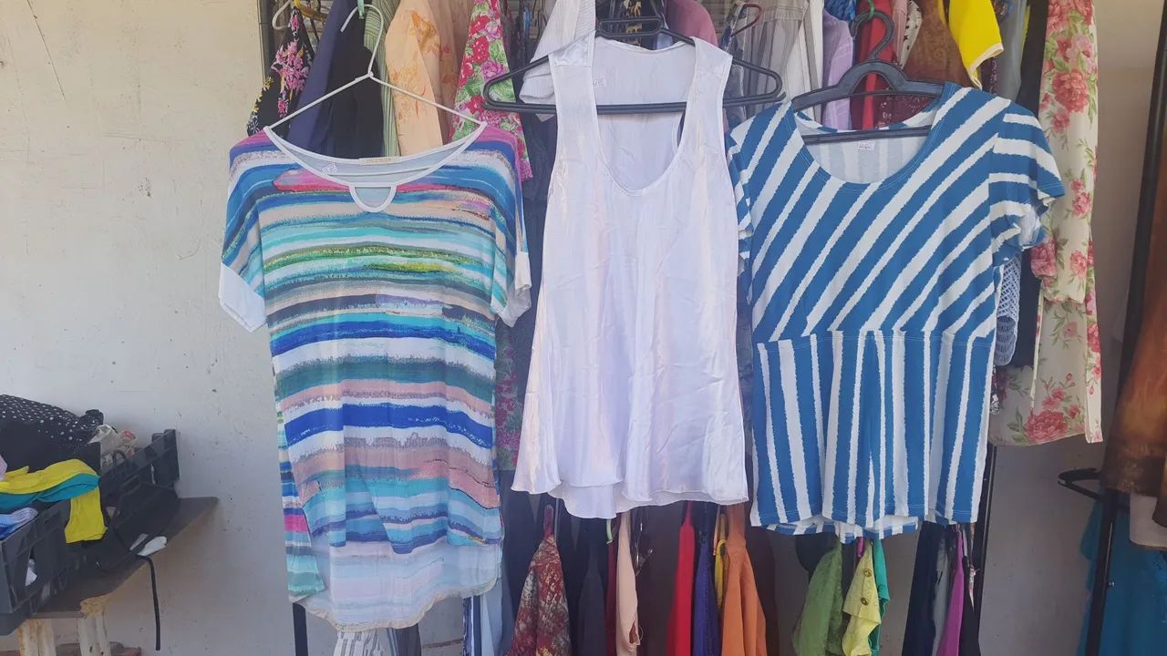 Lote com 120 peças de roupa para brecho perfeito estado  - Foto 5