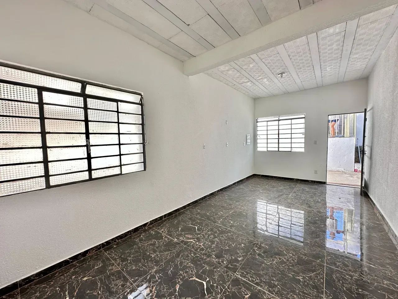 Casa independente com 3 quartos e suíte no bairro Gloria