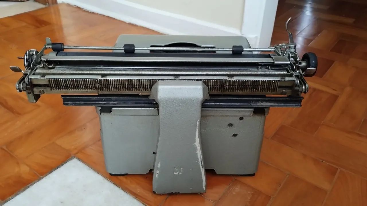 Máquina de escrever Royal  - Foto 5