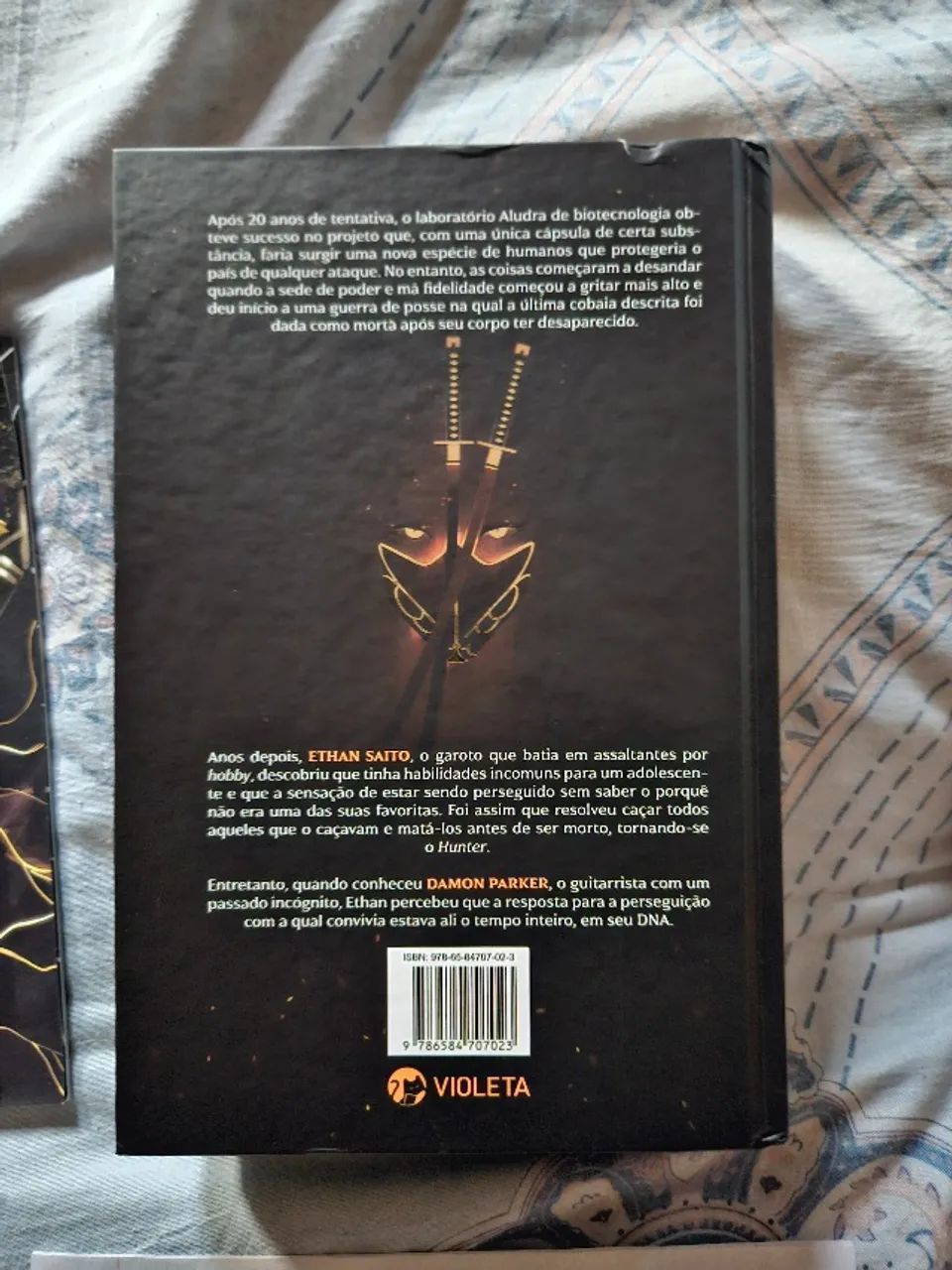 R$ 45 - Livro Golden Hunter (com os brindes / em bom estado) / mais infos na descrição - Foto 2