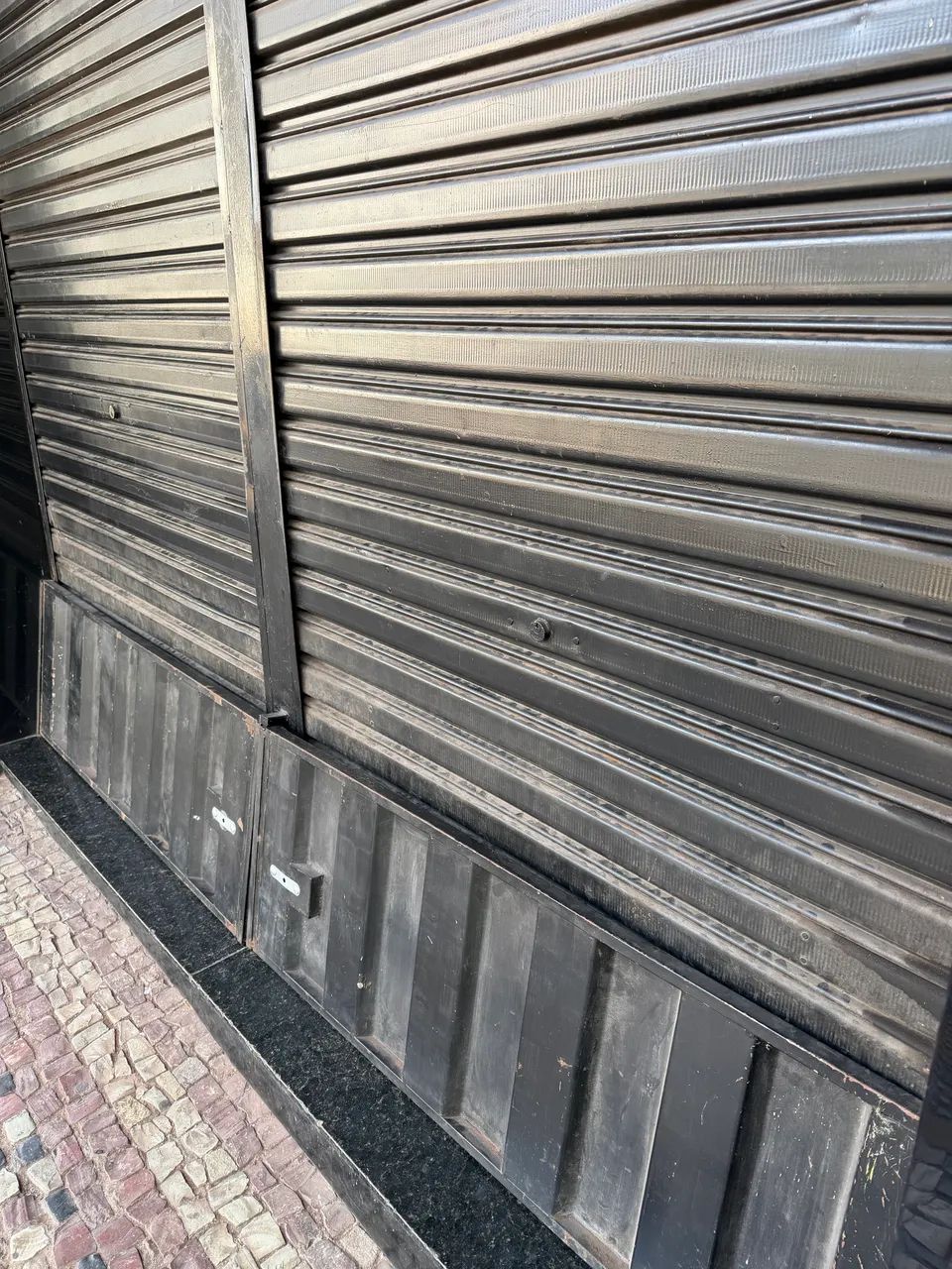 Porta de loja de enrolar com placas de proteção 280x287