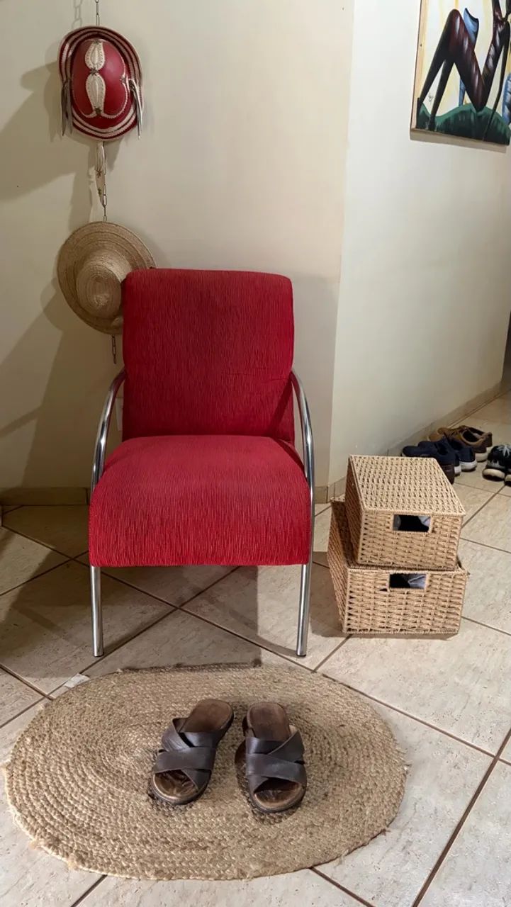 Poltrona Vermelha Estofada - Estrutura Cromada - Bom Estado   - Foto 2