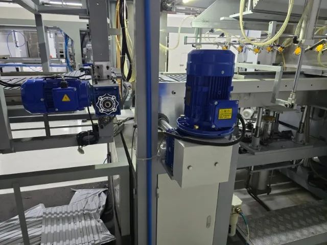 MÁQUINA DE VACCUM FORMING DE CORRENTE AUTOMÁTCA NO RJ - Foto 4
