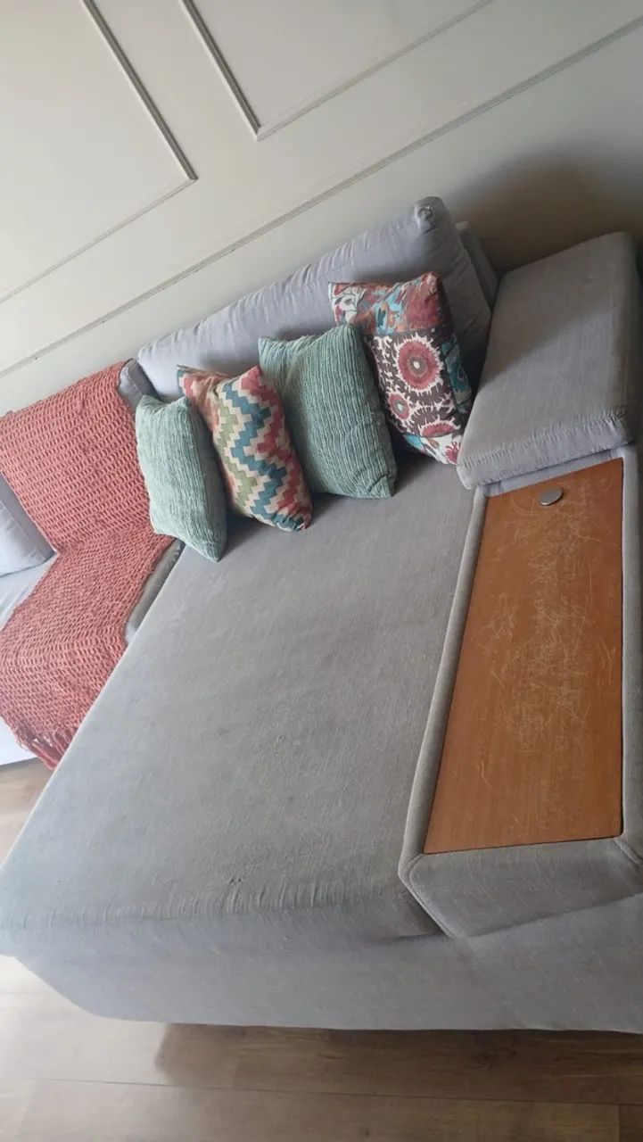 Sofá 5 Lugares com Chaise Direito Clássico com Entrada USB Linho Bege - Foto 4