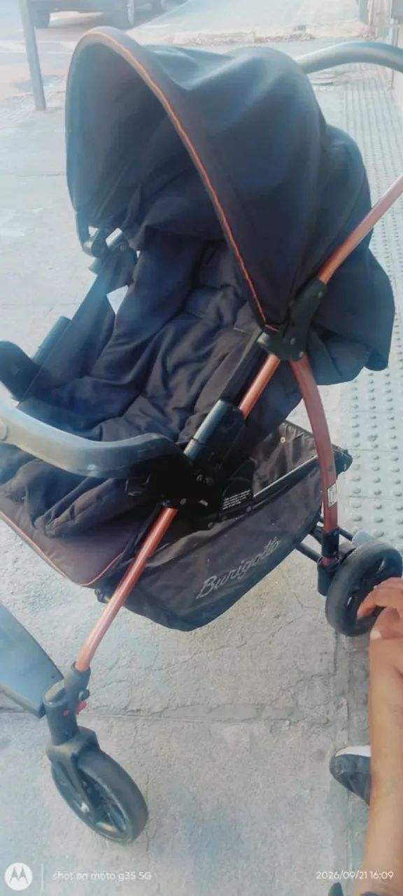Vendo esse carrinho de bebê 180 reais *. - Foto 2