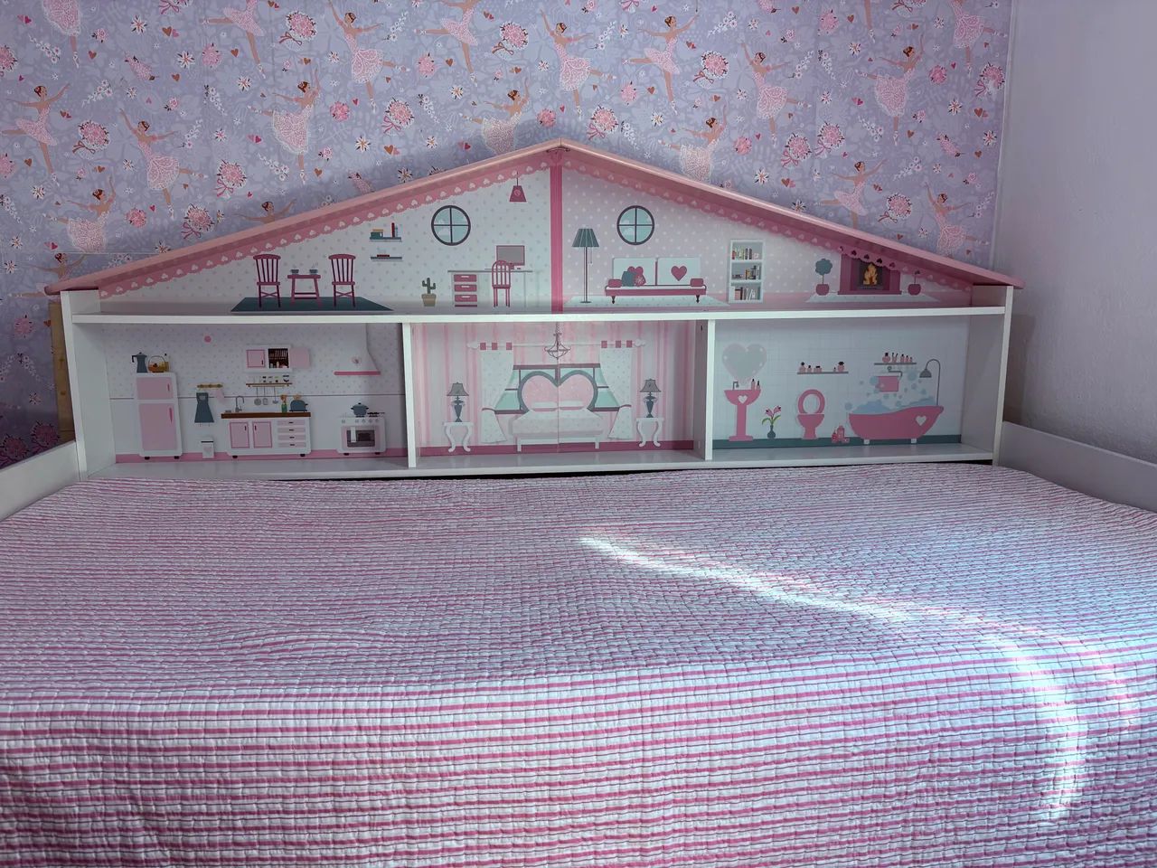 Cama infantil casinha com cabeceira de brinquedoteca - rosa e branca - Foto 2