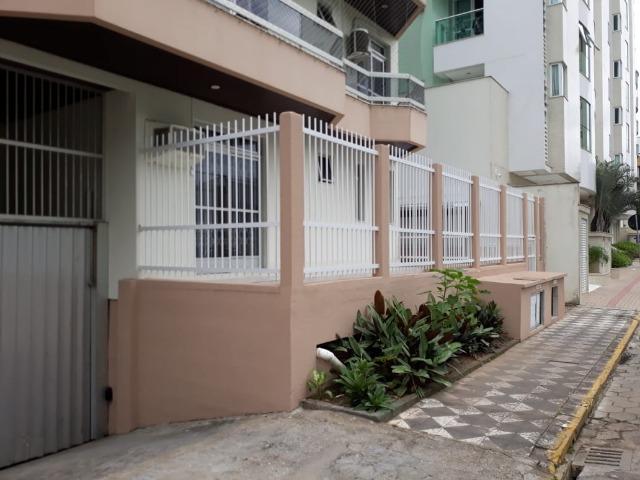 Apto em Itapema de 2 quartos com ar, 30 m do mar. garagem. 300 a diaria - Foto 11
