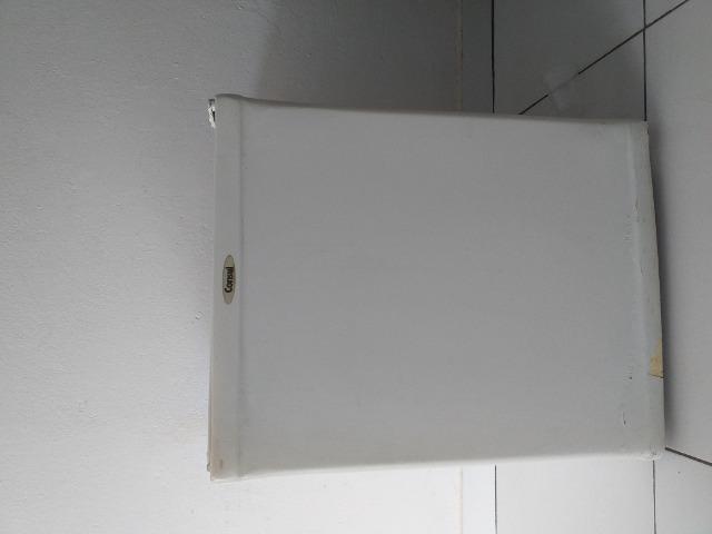 Um frigobar e uns portões