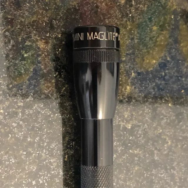 mini maglite com estojo, manual e lampada reserva - Foto 5