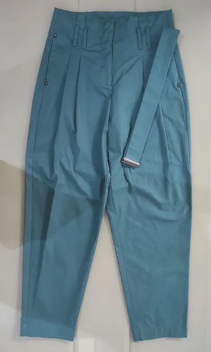 Calça feminina com cinto (Nova/ leia a descrição)