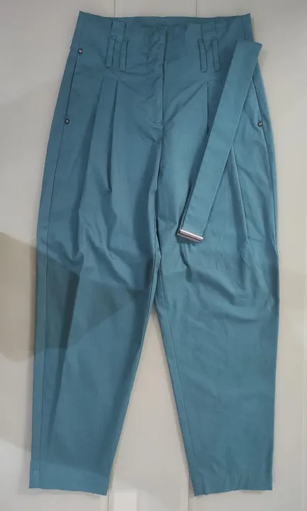 Calça feminina com cinto (Nova/ leia a descrição)