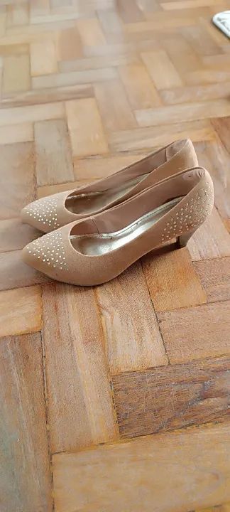 Sapato scarpin de salto bege com strass - Foto 2