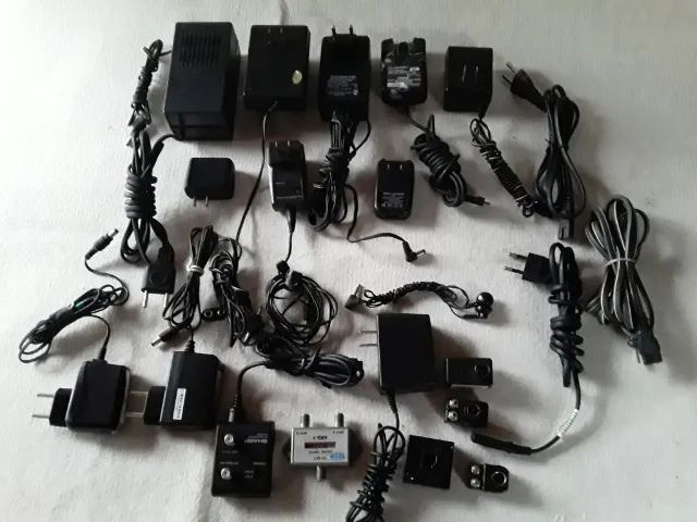 Lote c/ 22 un pecas acessorios carregadores p/Audio,video,telef.eletro.