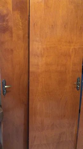 Porta de quarto com fechadura e dobradiças