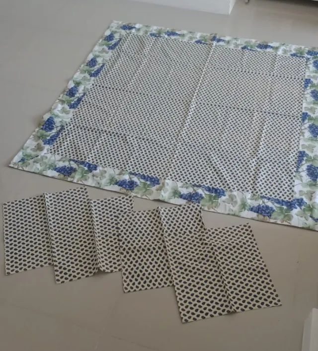 Toalha de mesa Marnik quadrada e guardanapos