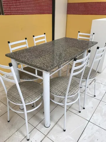Mesa tubolar com quatro cadeiras