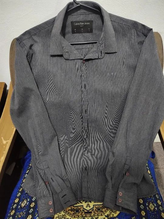 CAMISA CALVIN KLEIN CINZA GRAFITADA EM EXCELENTE ESTADO - Foto 3