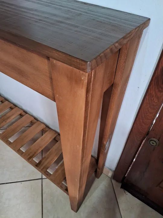 Aparador/ mesa de apoio em Madeira com Prateleira - Foto 4