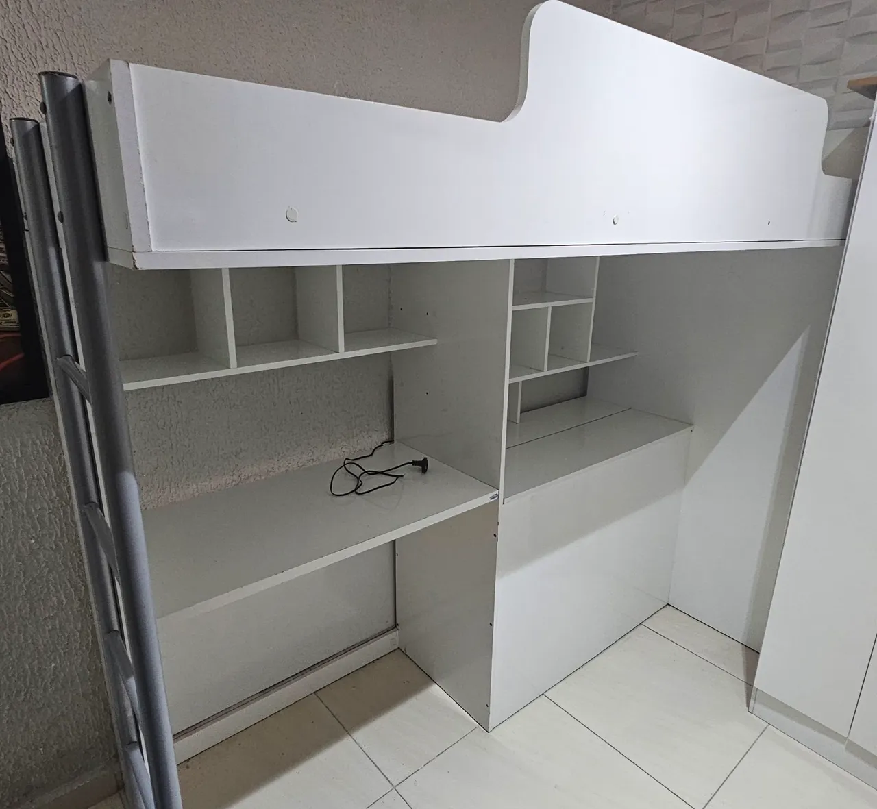 Cama elevada com escritorio e baú embutido Leia a descrição