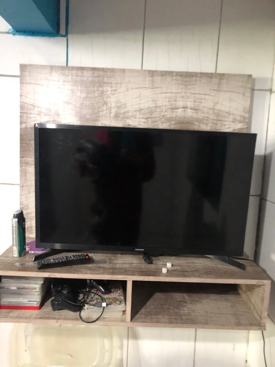 Painel de TV com suporte e prateleira