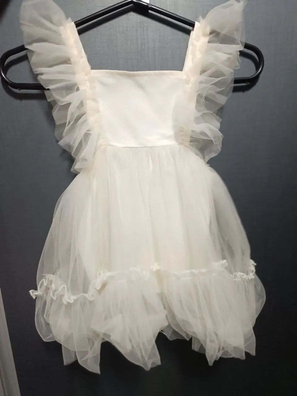 Vestido branco de renda para menina