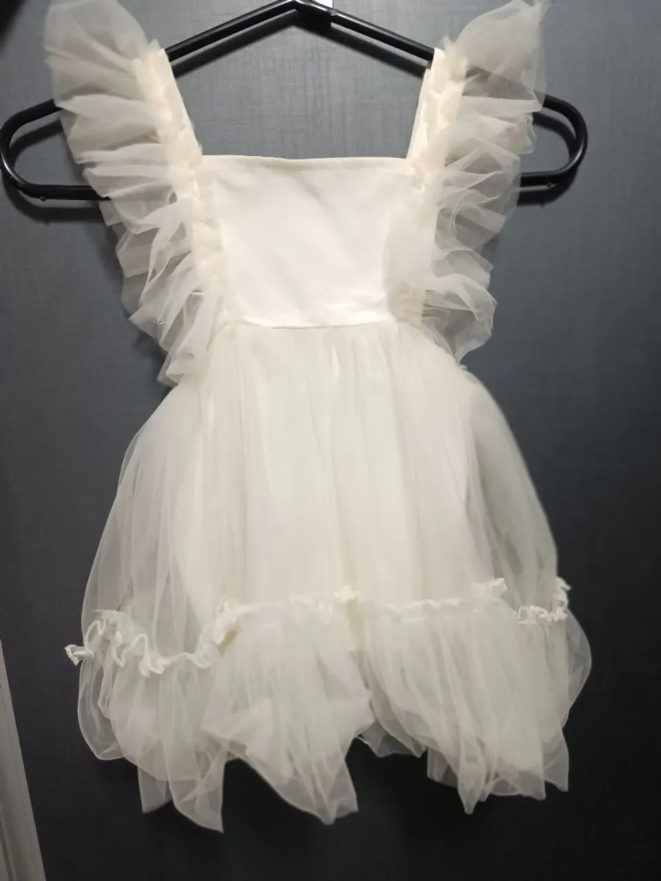 Vestido branco de renda para menina