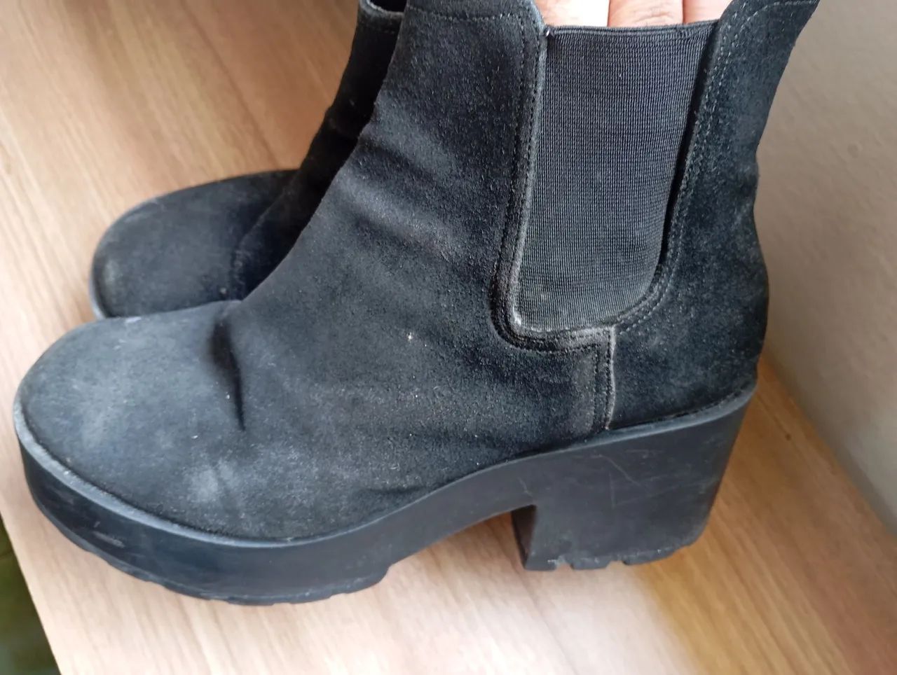 Bota preta de cano curto carmim