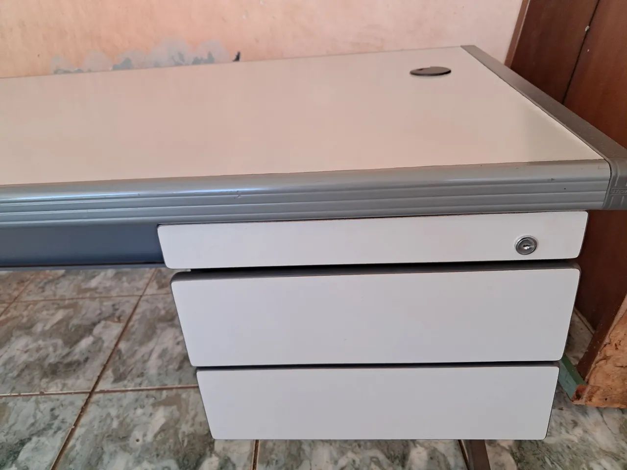 Mesa de escritório com gavetas