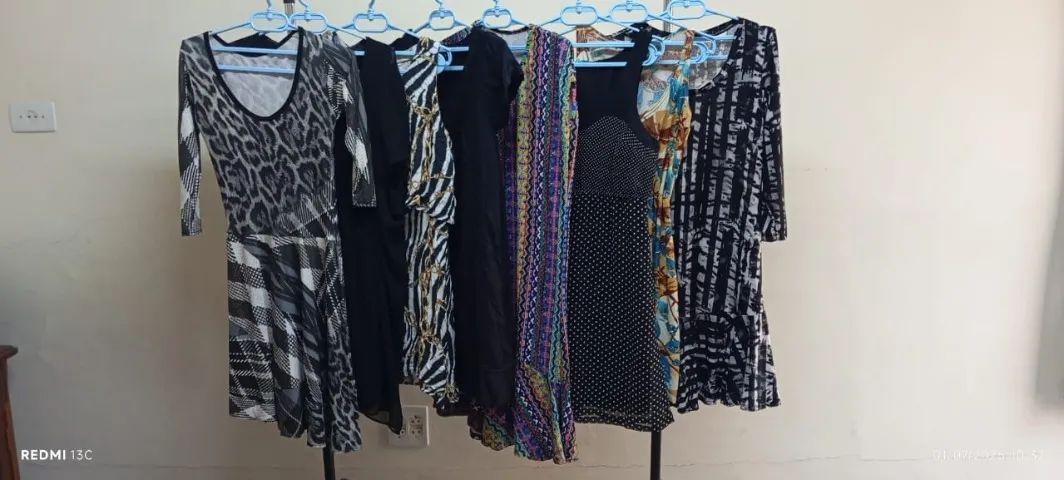 LOTE COM 8 VESTIDOS P/M 