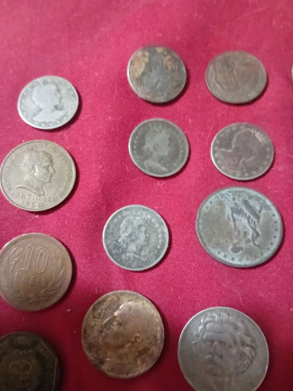 Coleção de moedas antigas vários anos países vendo tudo ou por peça me manda que procura 