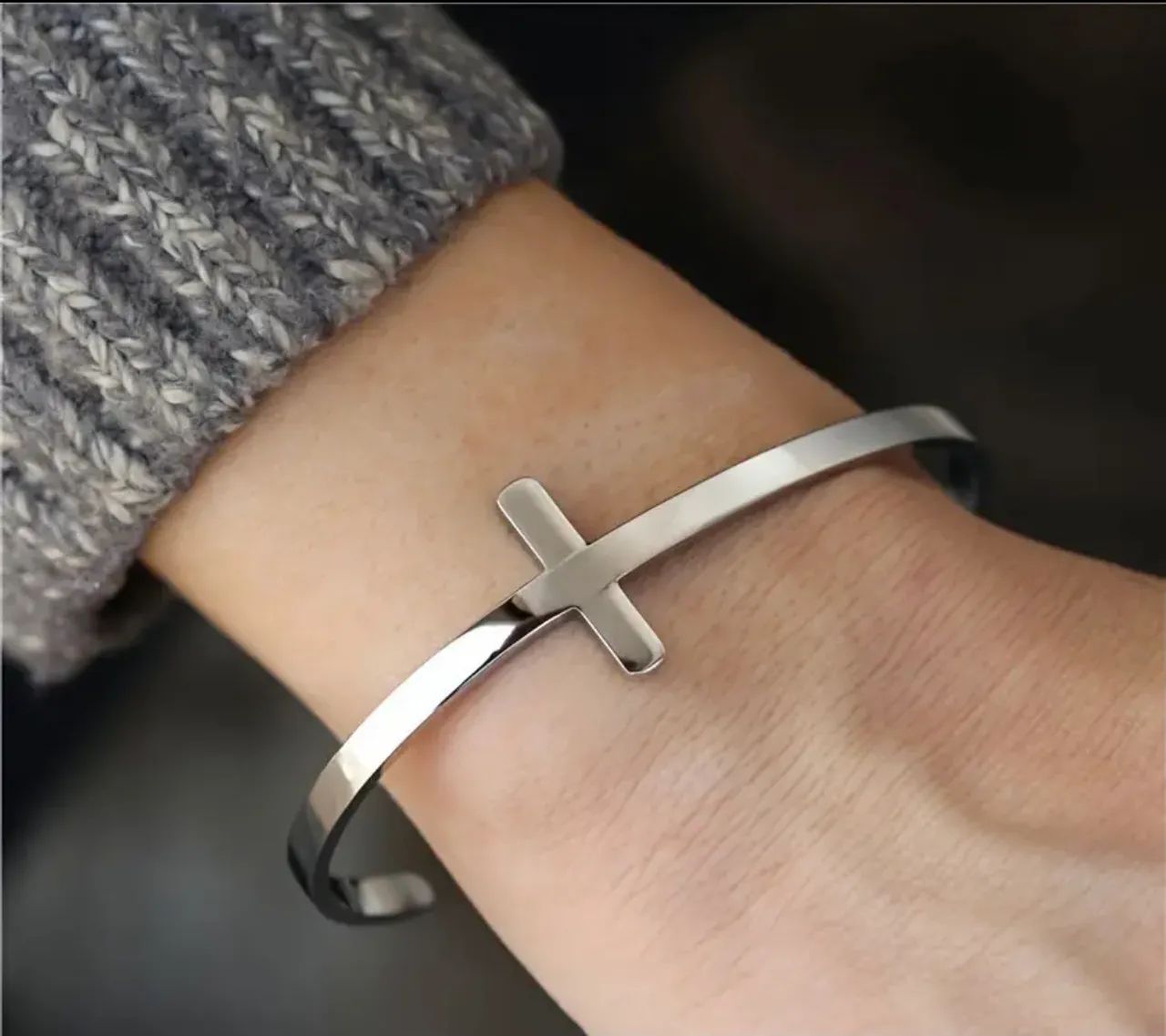 Pulseira feminina em Aço Inoxidável Suteyi com Cruz -Prata