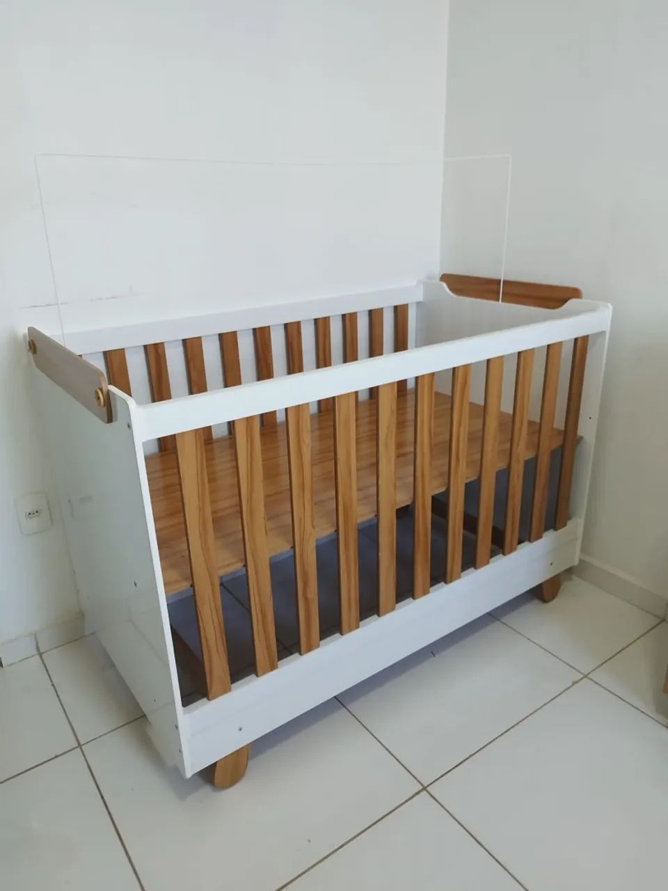 Berço de Madeira com Detalhes Amadeirados