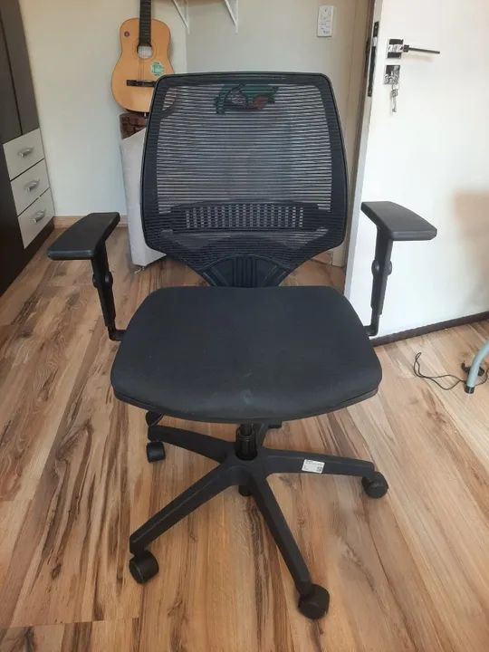 CADEIRA PRETA DE ESCRITÓRIO MARELLI YOU 213 PRETO COM ESTRUTURA PRETA