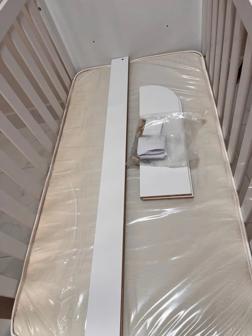 Berço de madeira e mini cama