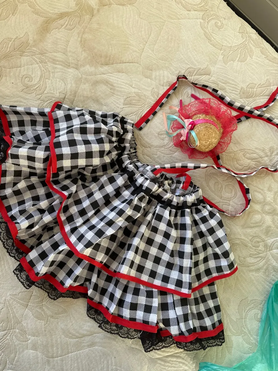 Saias festa junina xadrez com detalhes em vermelho e chapéu