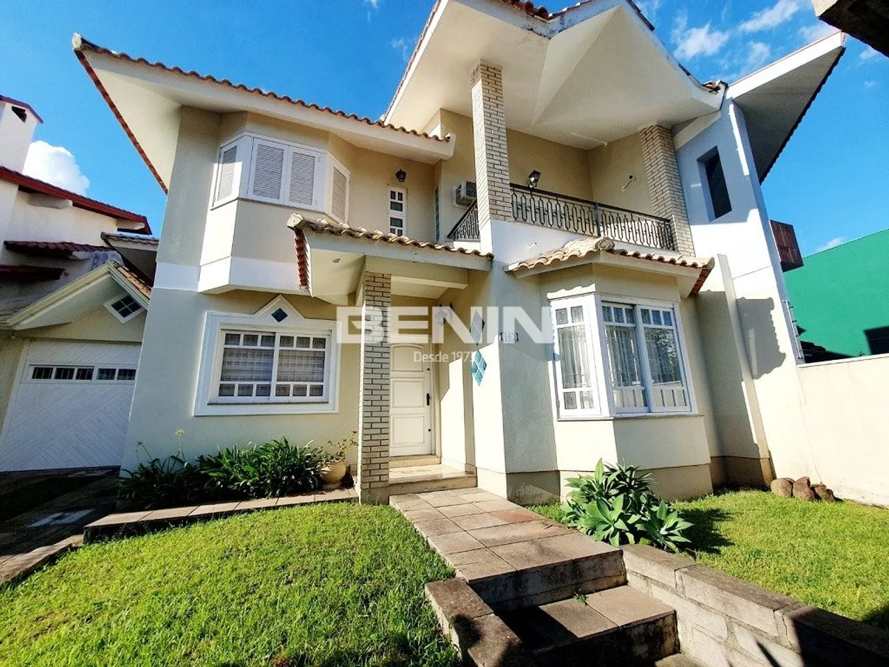 Venda de Sobrado em Canoas-RS, bairro JARDIM DO LAGO com 339m² Área Const. Venda de Sobrad