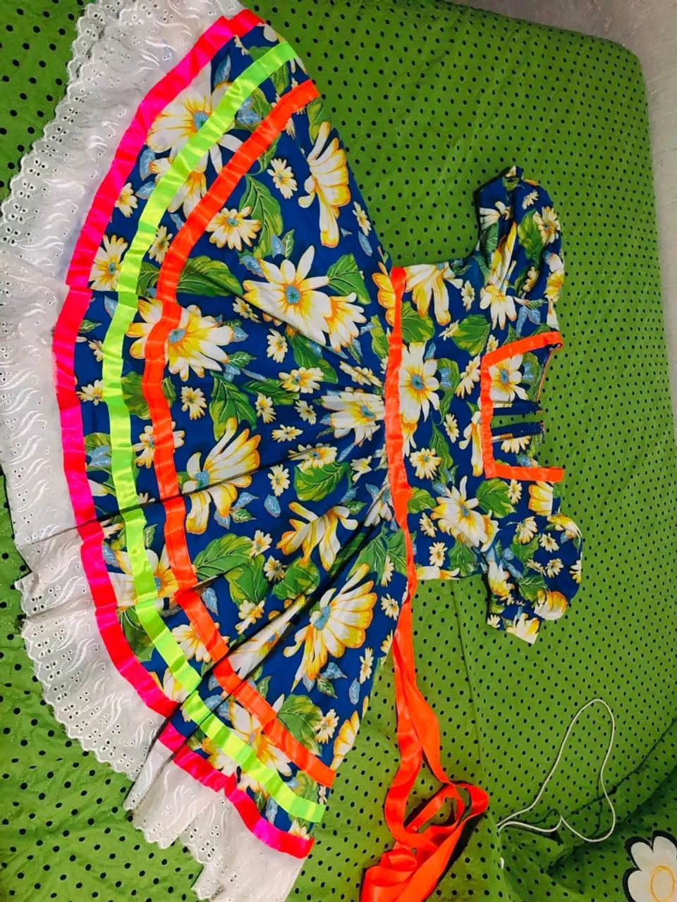 Vestido Junino Floral com Detalhes Vibrantes