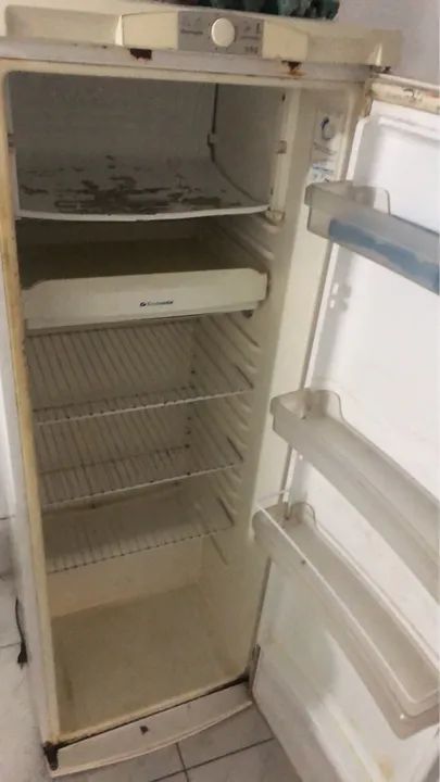 Geladeira com defeito antiga 