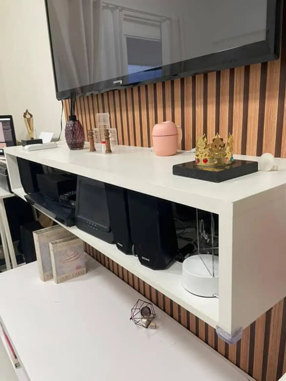 Rack de Parede Branco Moderno ADESIVADO com ripado 3D