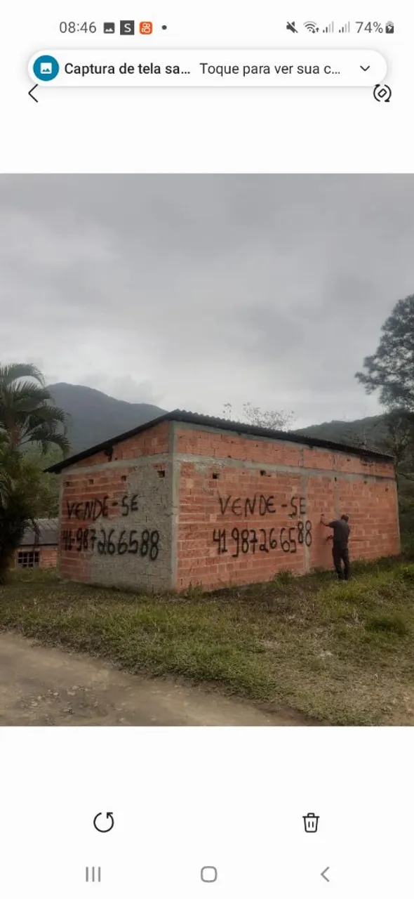 Um terreno com casa
