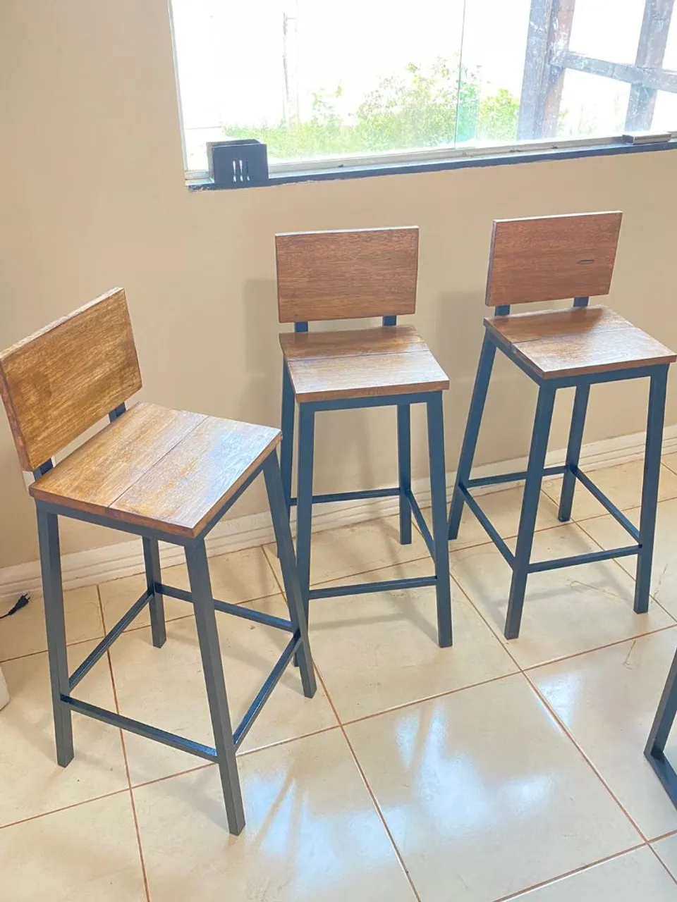 3 Banquetas de Madeira e Metal para Balcão