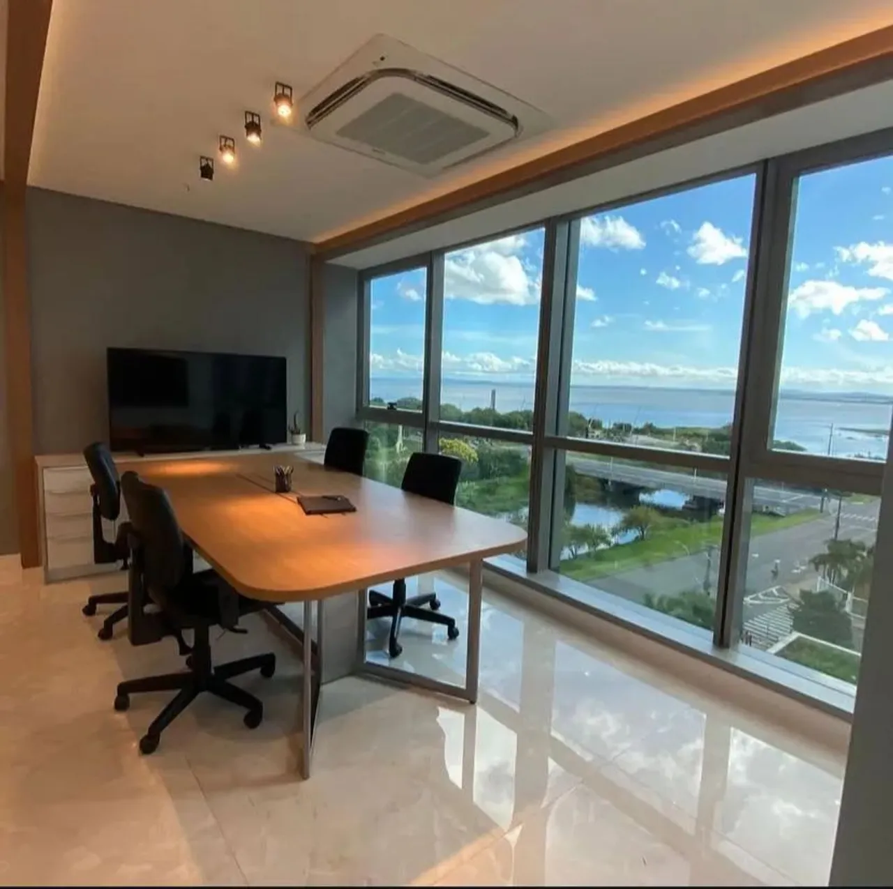 VENDA- Sala Comercial no Trend, 40m2, mobiliada com vista para o guaíba- Praia De Belas