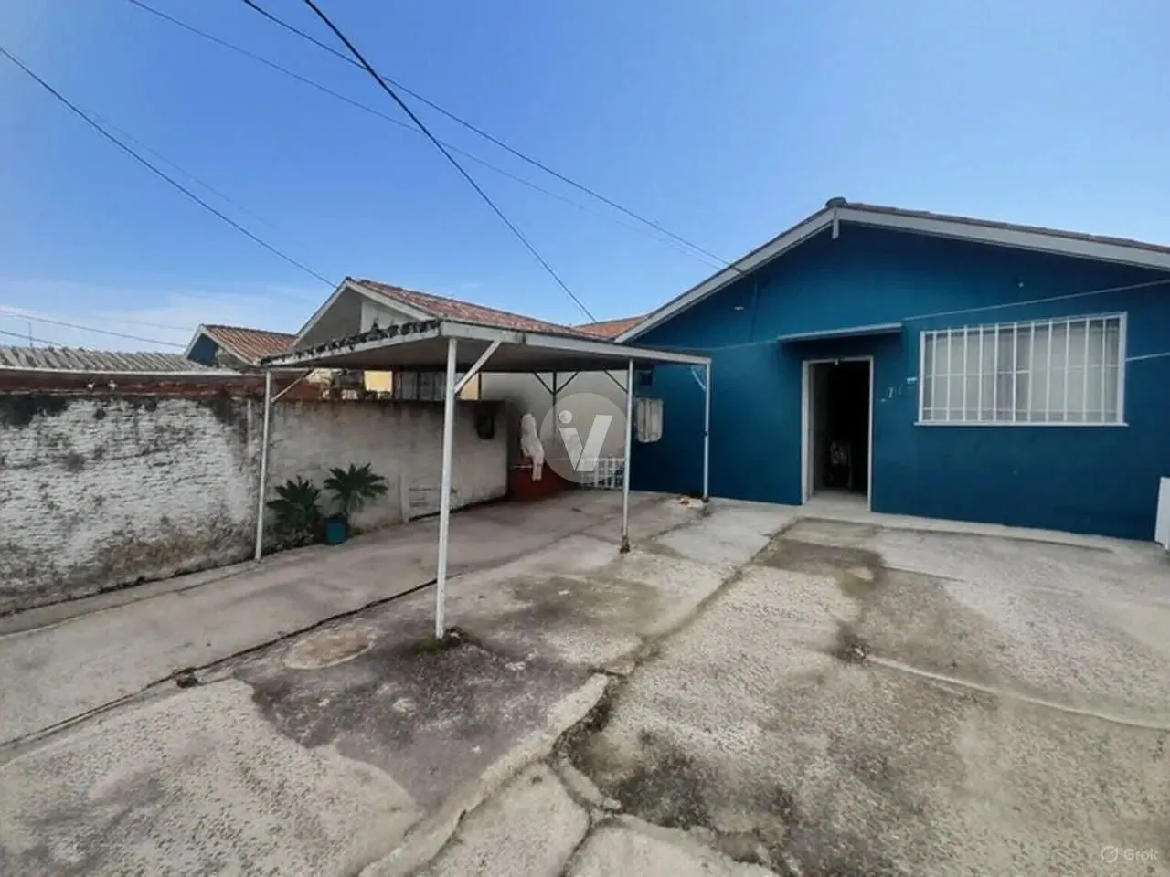Casa com pátio amplo, localizada no Bairro Camobi