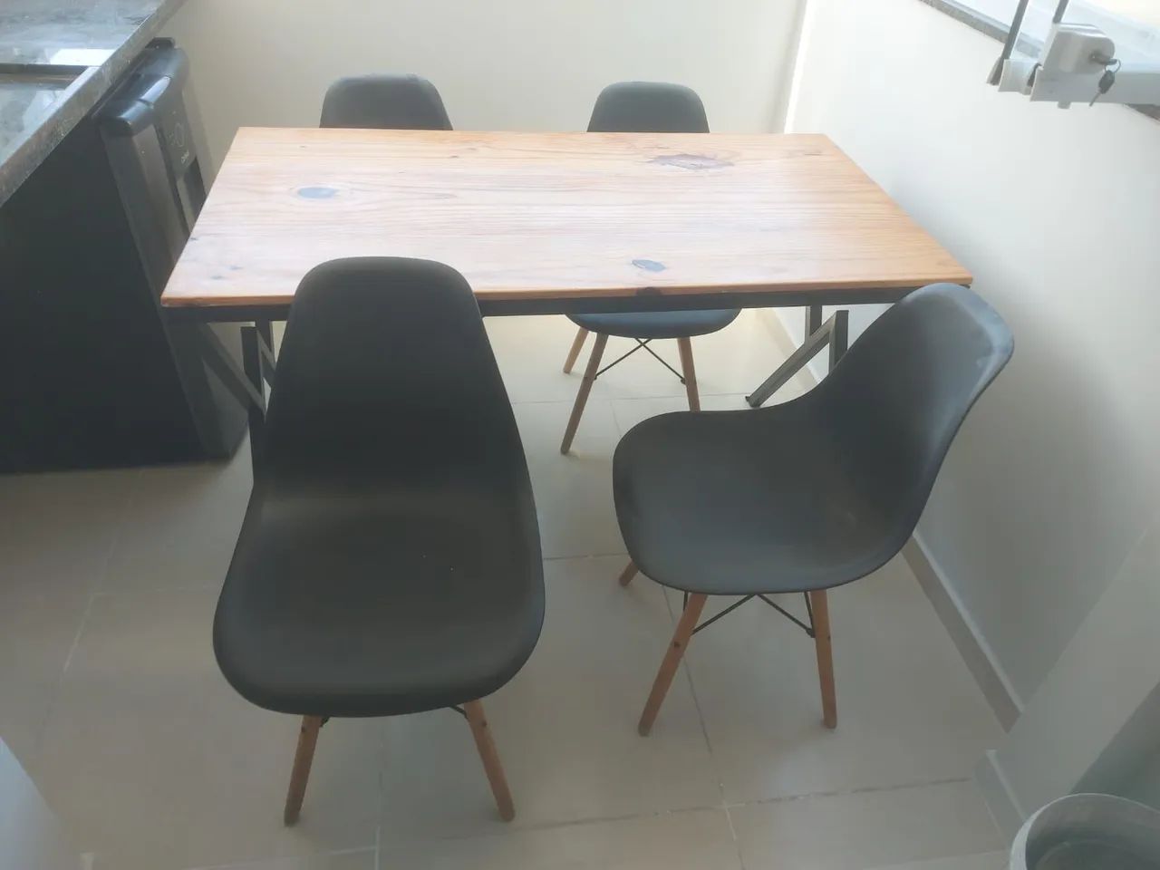 Mesa de Jantar de Madeira com Pernas de Ferro - Foto 2