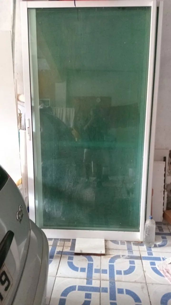 Porta de vidro com moldura branca