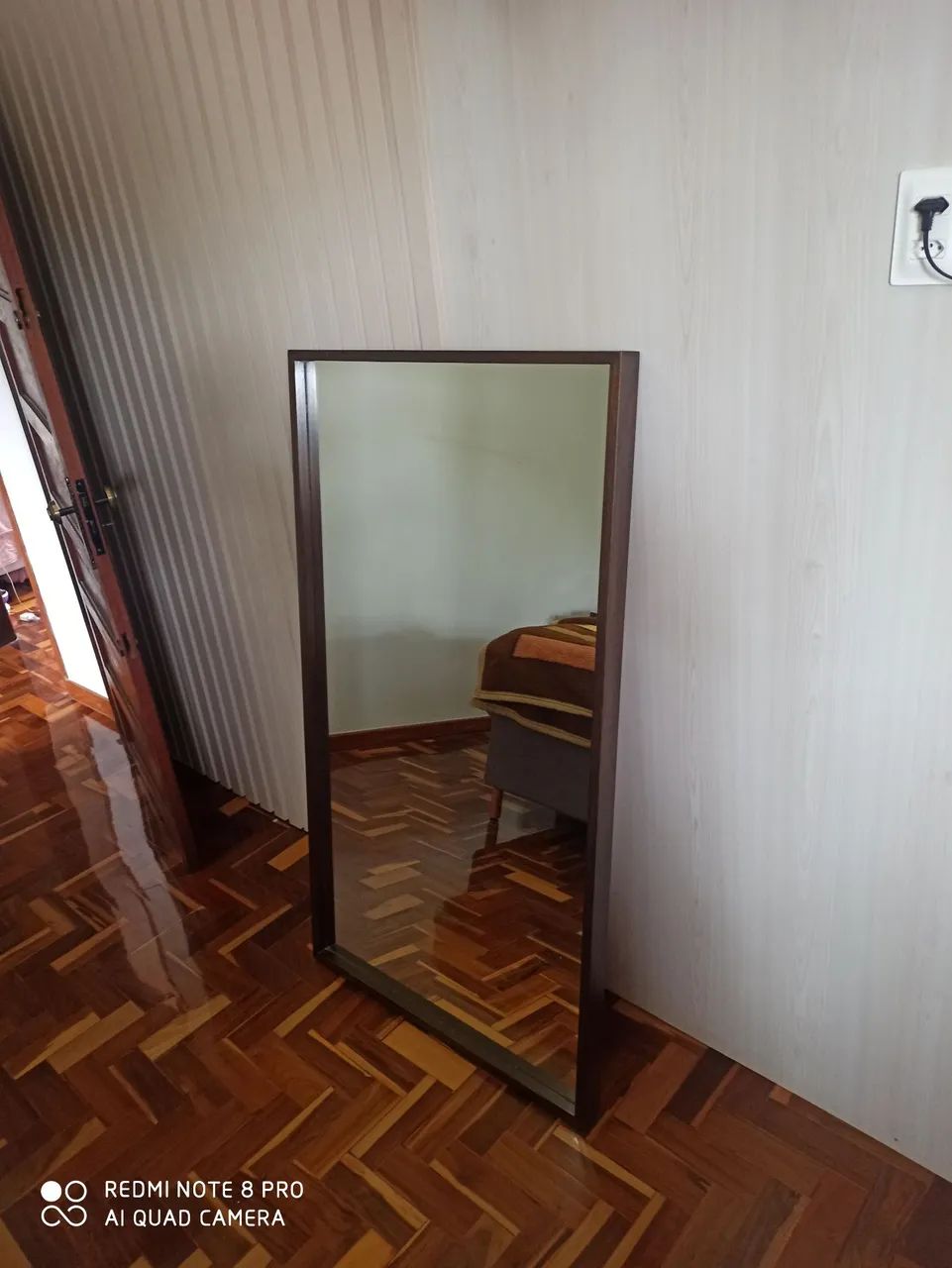Espelho com acabamento em Imbuia.