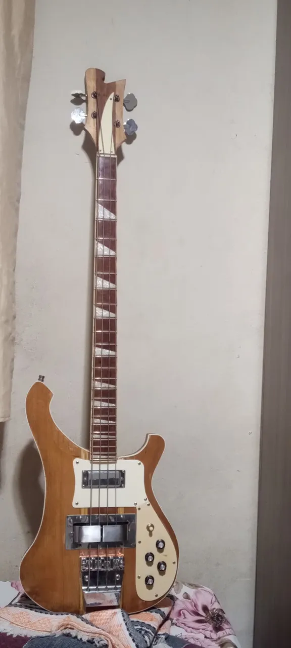 Baixos guitarras e afins