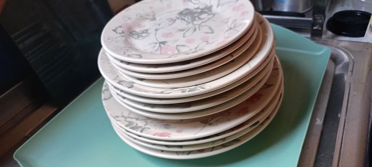 Jogo de pratos e xícaras de porcelana - Foto 4